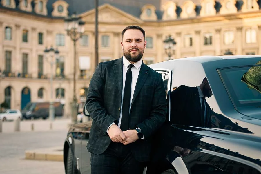 Photographe de voiture de luxe – portrait en costume