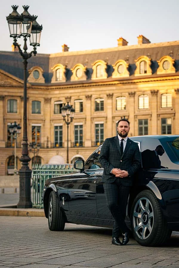 Photographe de voiture de luxe – portrait en costume