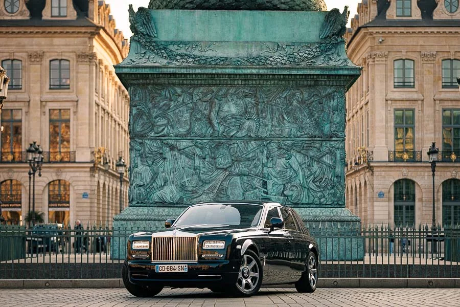 Photographe de voiture de luxe – vue extérieure