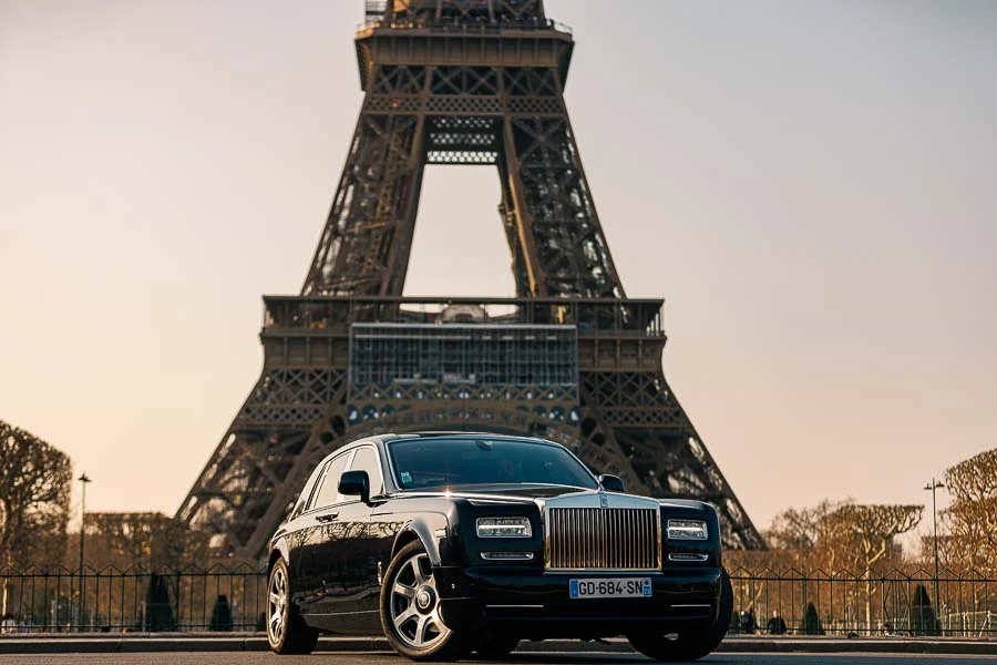 Photographe de voiture de luxe – vue extérieure