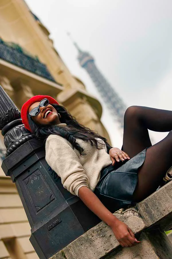 Shooting photo en extérieur à Paris – portrait avec lunettes Shooting photo en extérieur à Paris – portrait avec lunettes