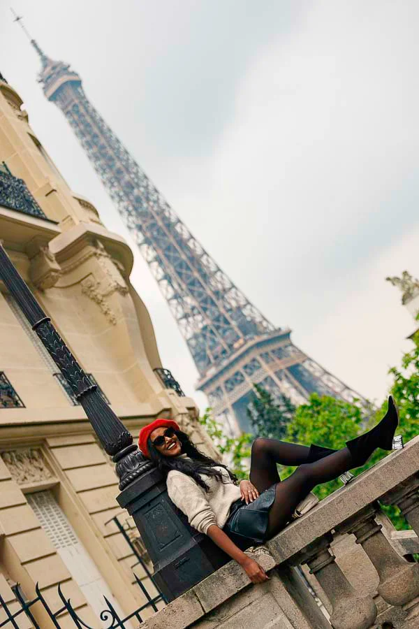 Shooting photo en extérieur à Paris – portrait avec lunettes Shooting photo en extérieur à Paris – portrait avec lunettes