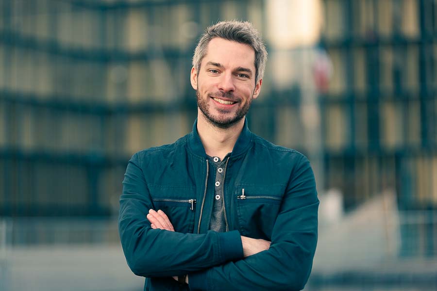 Shooting photo à Paris – portrait bras croisés