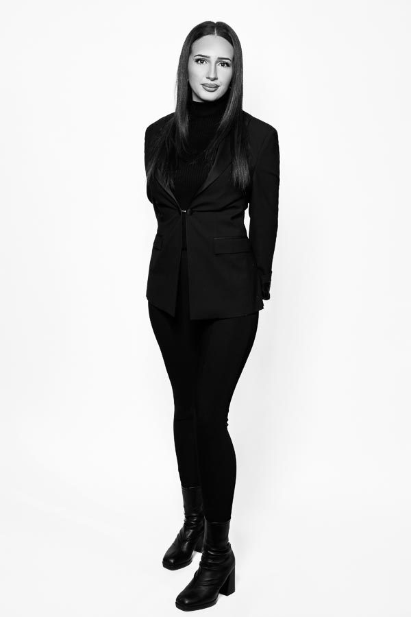 Hôtesse de l’air en studio – photo plein pied professionnelle Hôtesse de l’air en studio – photo plein pied professionnelle