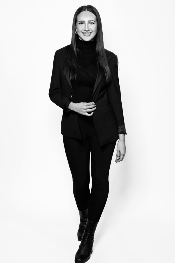 Hôtesse de l'air professionnelle, pose pleine longueur, noir et blanc Hôtesse de l'air professionnelle, pose pleine longueur, noir et blanc