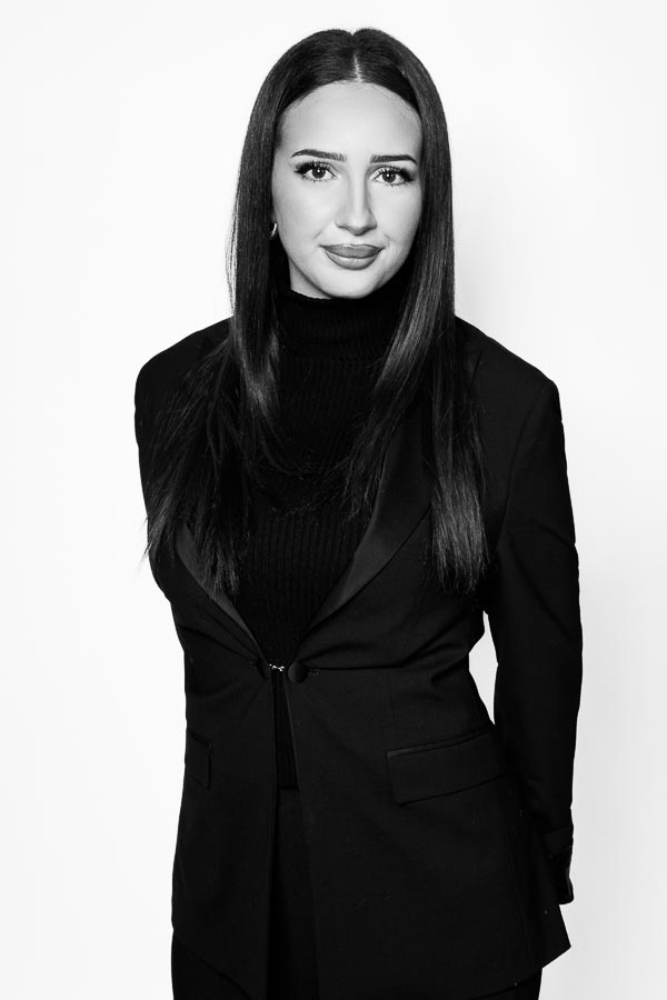 Photo trois-quarts d'une hôtesse de l'air élégante Photo trois-quarts d'une hôtesse de l'air élégante