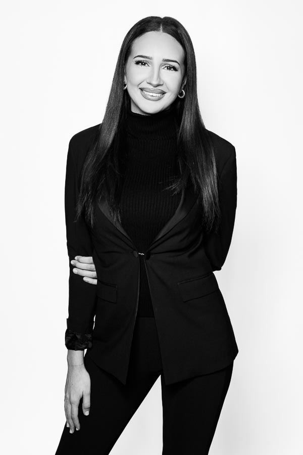 Hôtesse de l'air professionnelle, plan américain, style monochrome Hôtesse de l'air professionnelle, plan américain, style monochrome