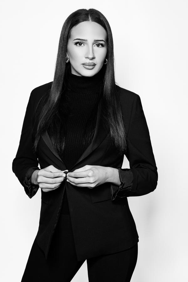 Hôtesse de l’air en studio – cadrage plan américain Hôtesse de l’air en studio – cadrage plan américain