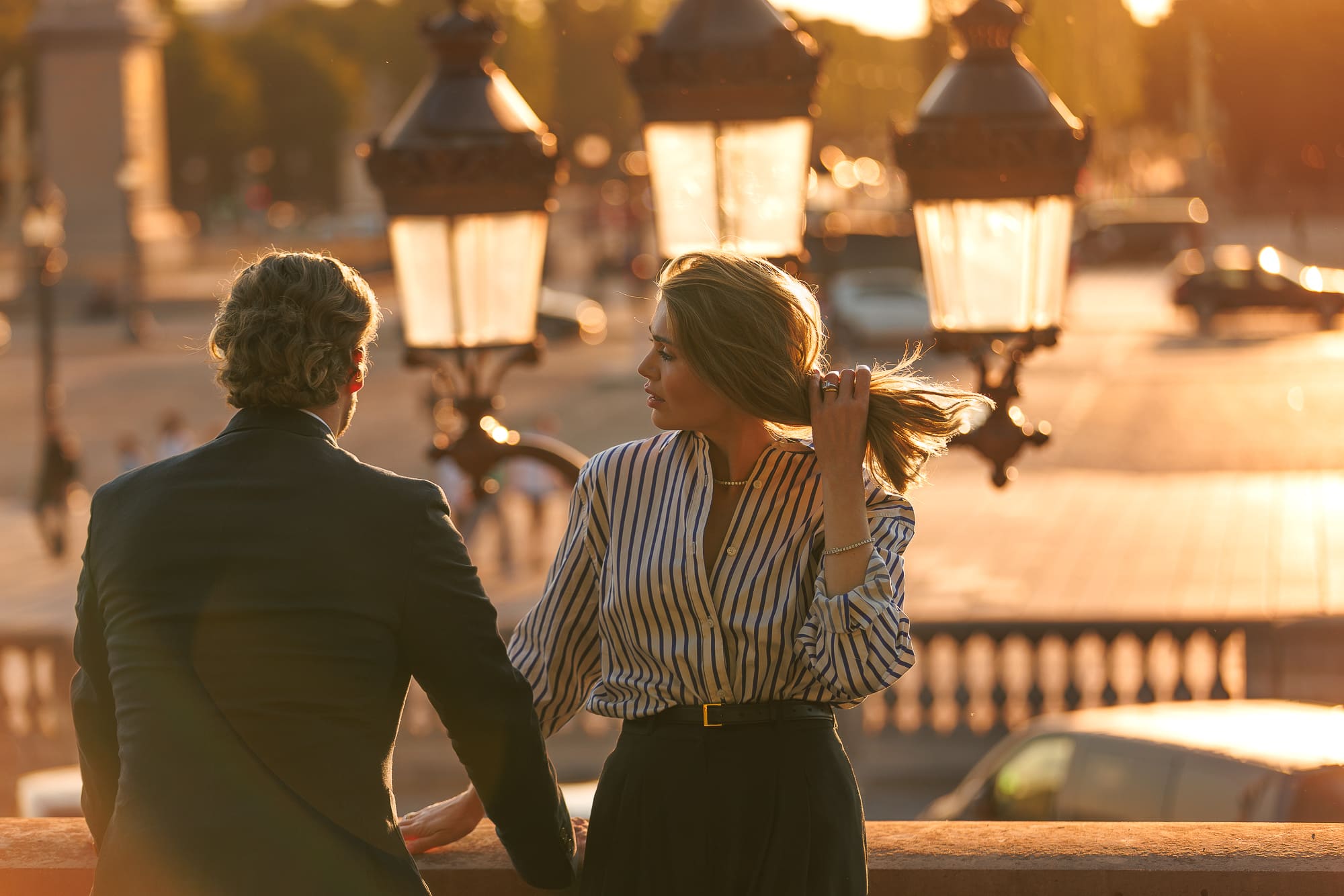 Shooting lifestyle couple sur un pont emblématique Shooting lifestyle couple sur un pont emblématique