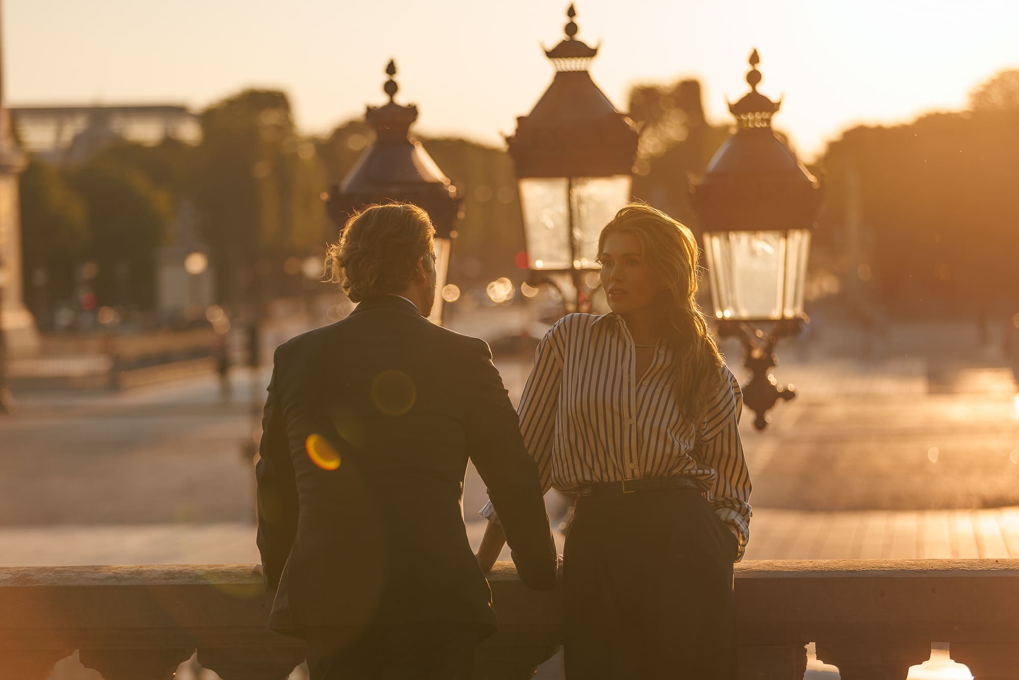 Portrait naturel et lumineux couple sur passerelle Portrait naturel et lumineux couple sur passerelle