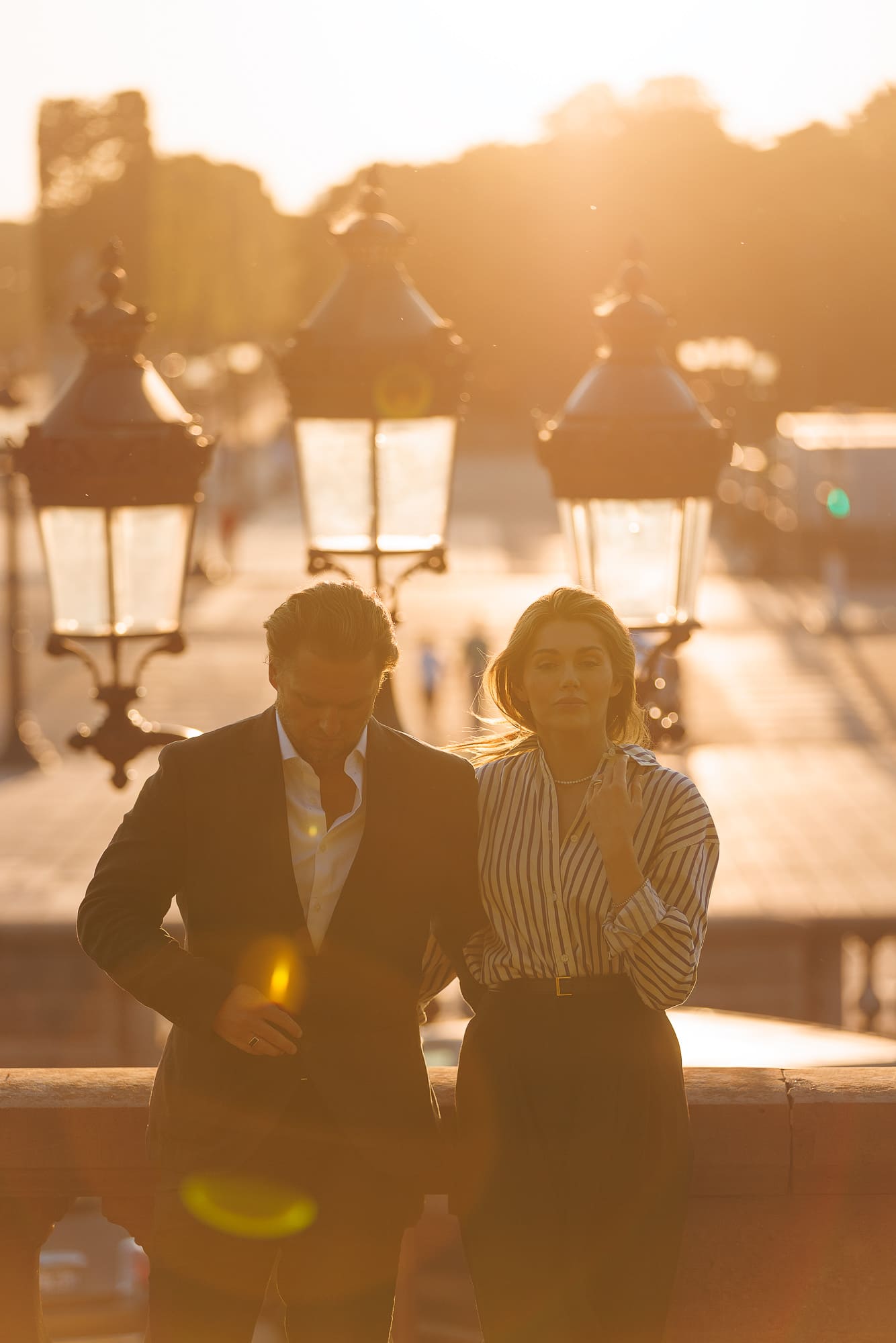 Portrait naturel d’un couple sur un pont parisien Portrait naturel d’un couple sur un pont parisien