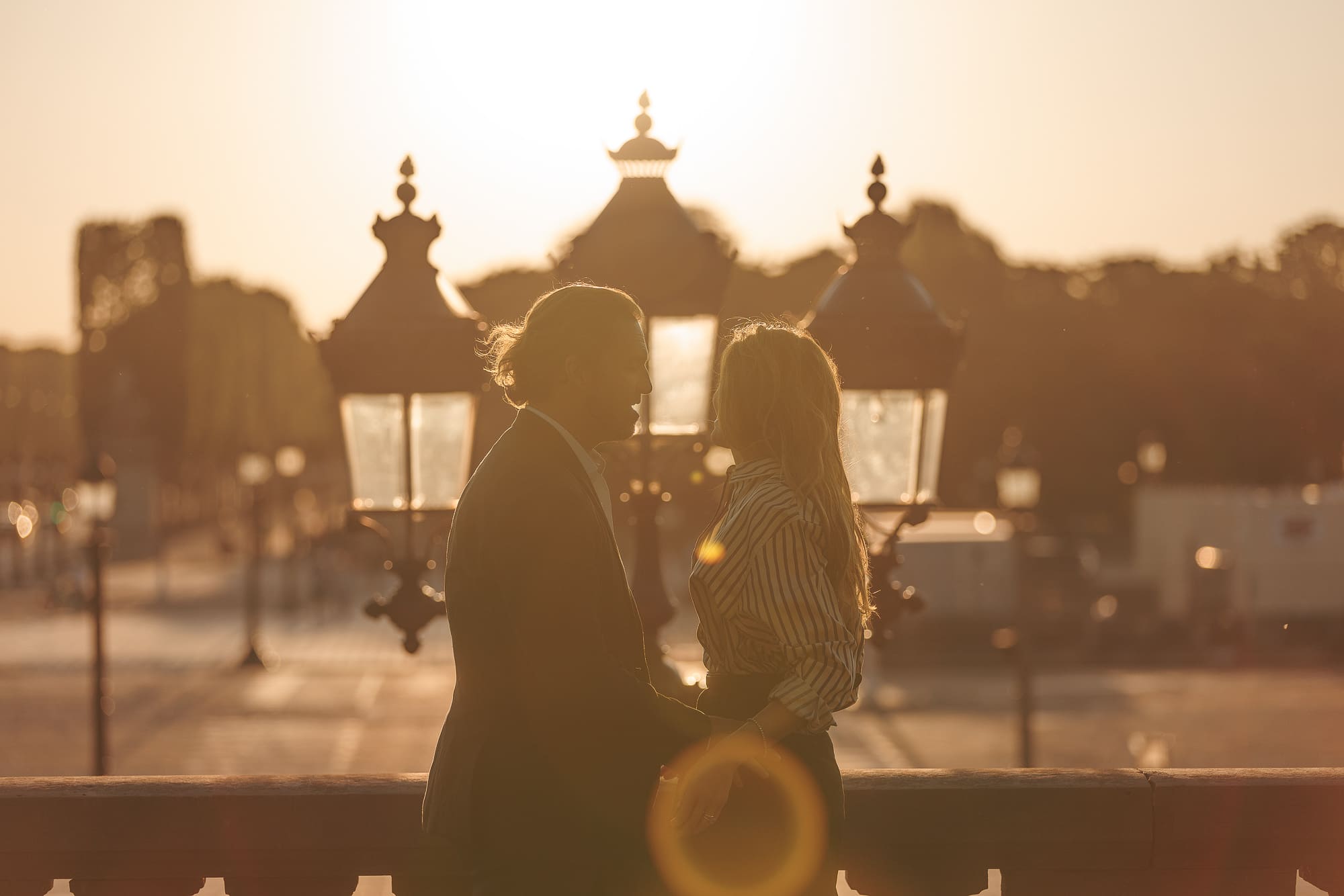 Couple sur un pont à Paris – portrait romantique Couple sur un pont à Paris – portrait romantique