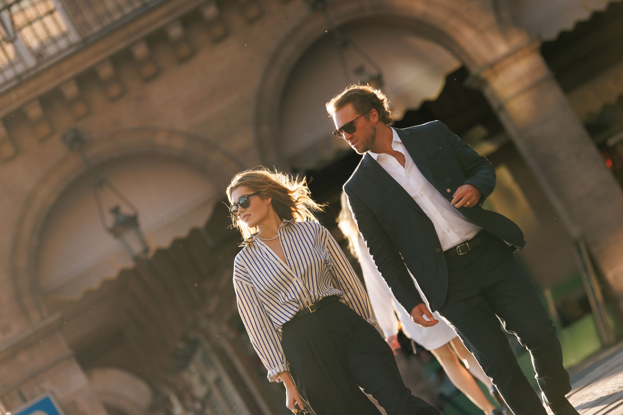 Shooting couple romantique sur une place parisienne Shooting couple romantique sur une place parisienne