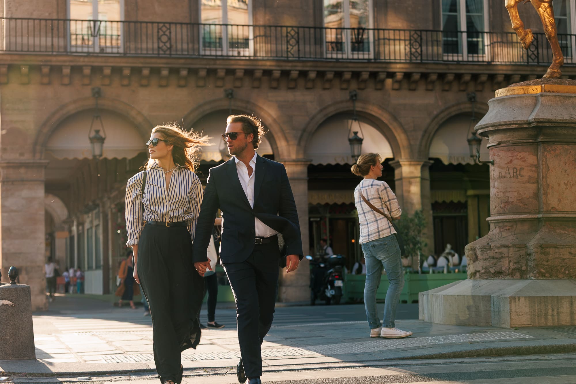 Couple amoureux à Paris – photo lifestyle sur plaza Couple amoureux à Paris – photo lifestyle sur plaza