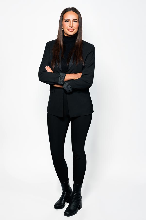 Hôtesse de l'air en uniforme, corps entier Hôtesse de l'air en uniforme, corps entier