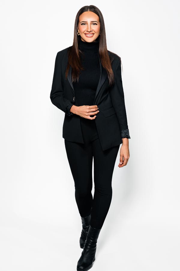 Hôtesse de l'air en pied, style professionnel Hôtesse de l'air en pied, style professionnel