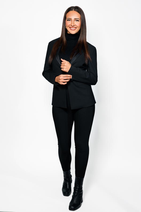 Hôtesse de l'air debout, posture confiante, plein pied Hôtesse de l'air debout, posture confiante, plein pied