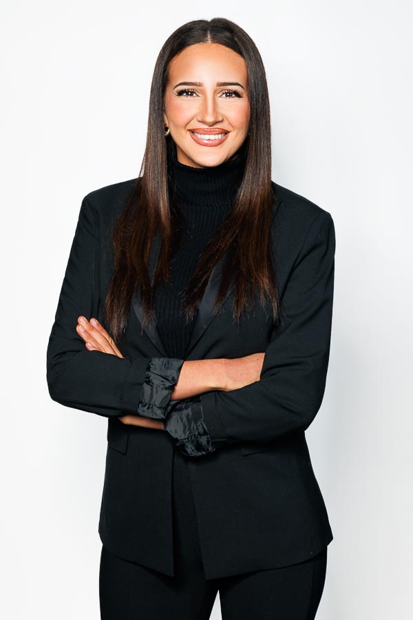 Portrait trois-quarts d'une hôtesse de l'air professionnelle Portrait trois-quarts d'une hôtesse de l'air professionnelle