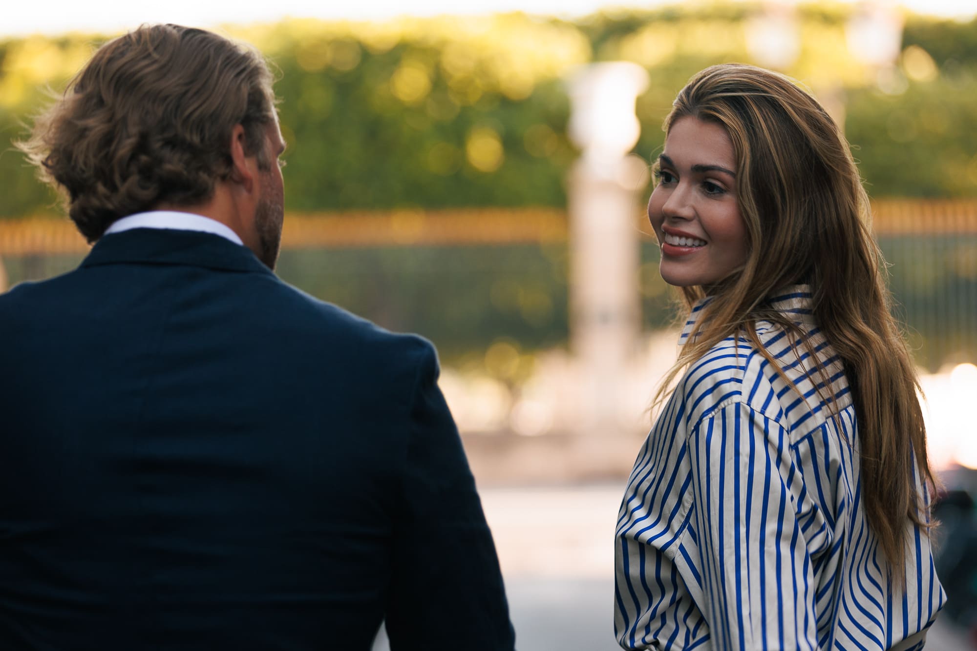 Shooting couple lumineux et naturel dans un parc Shooting couple lumineux et naturel dans un parc
