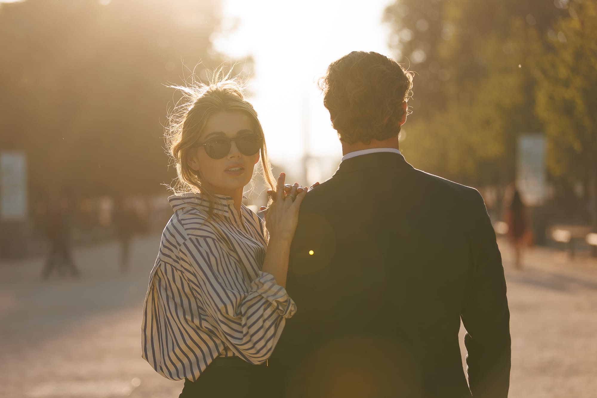 Photographe Paris – couple amoureux dans la verdure Photographe Paris – couple amoureux dans la verdure