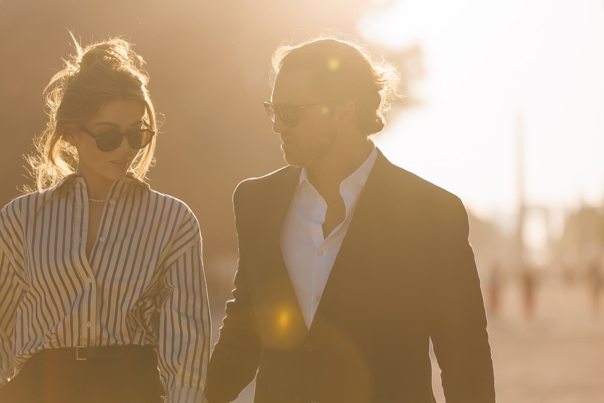 Couple heureux dans un parc à Paris Couple heureux dans un parc à Paris