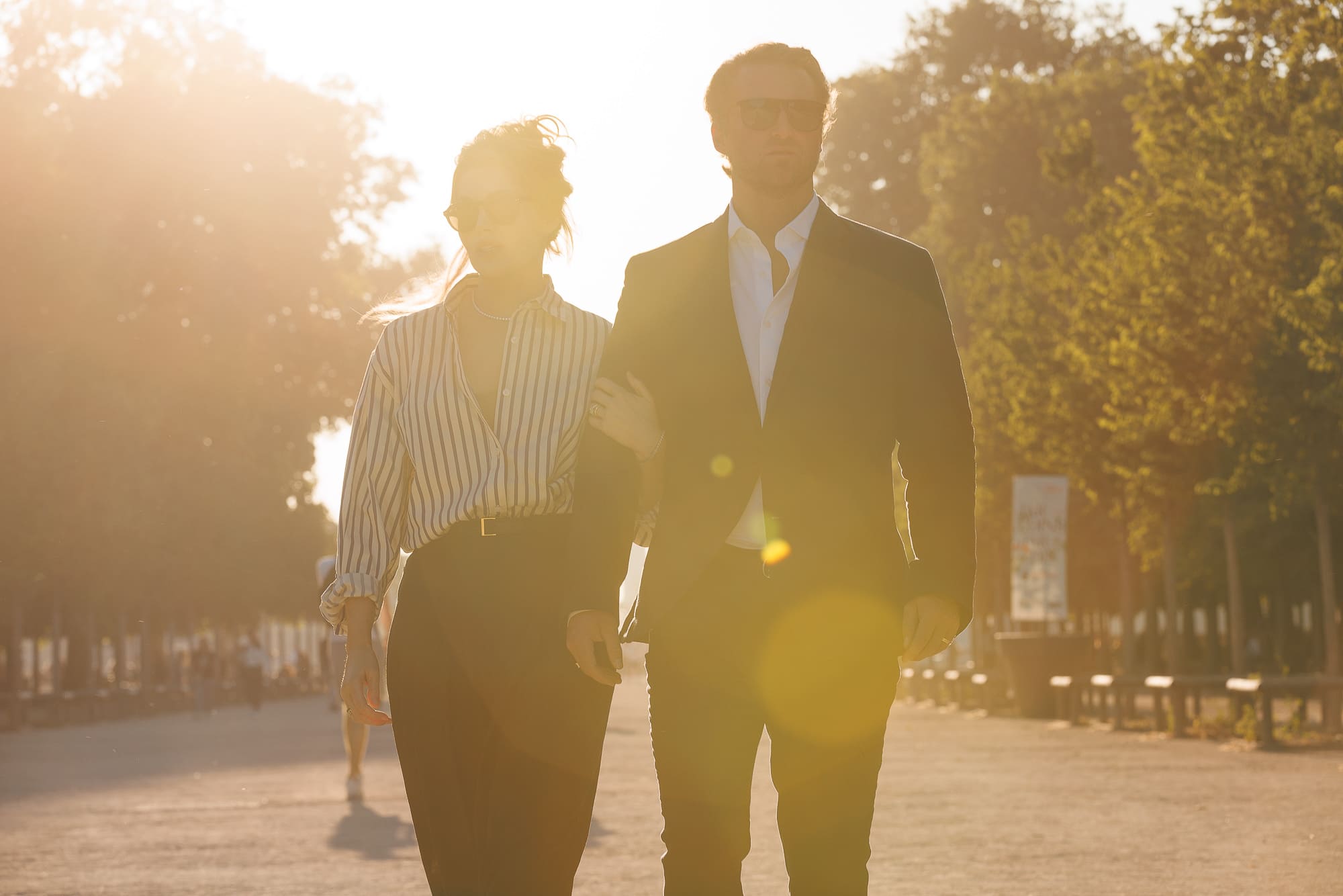 Séance photo couple en parc parisien Séance photo couple en parc parisien