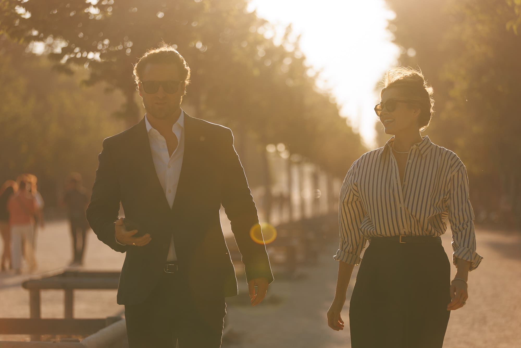Portrait couple romantique au milieu des arbres Portrait couple romantique au milieu des arbres