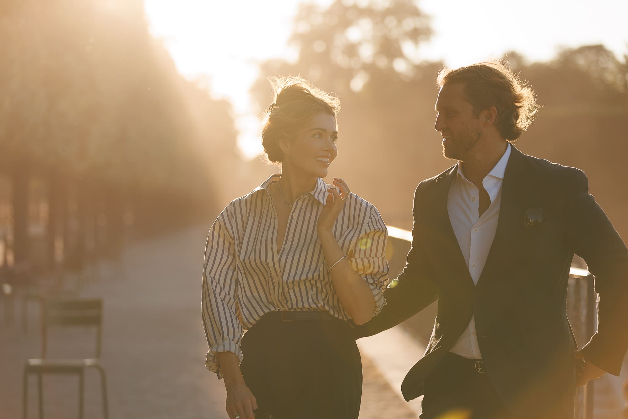 Séance couple romantique et spontanée dans un parc Séance couple romantique et spontanée dans un parc