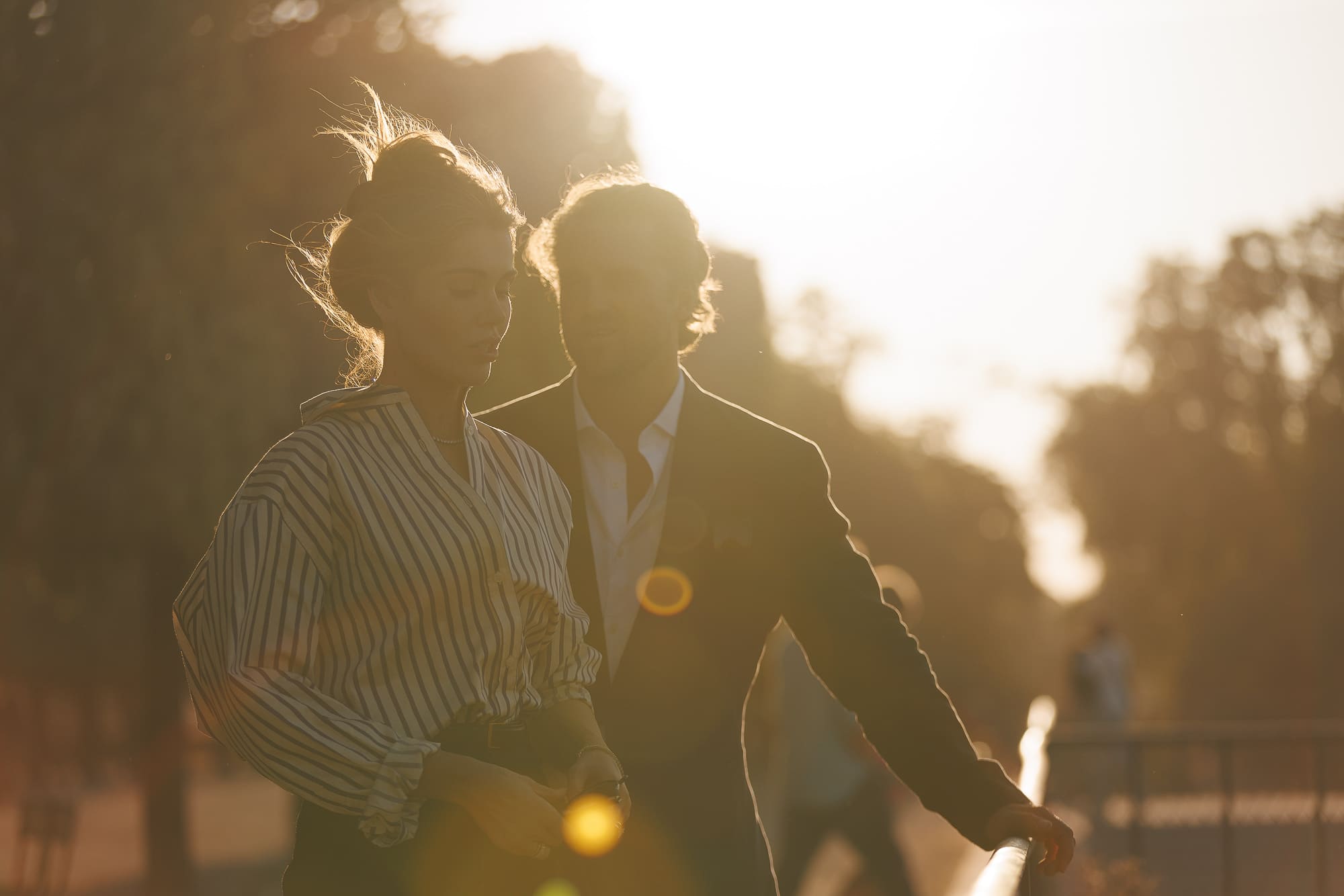 Couple heureux et amoureux dans un parc Couple heureux et amoureux dans un parc