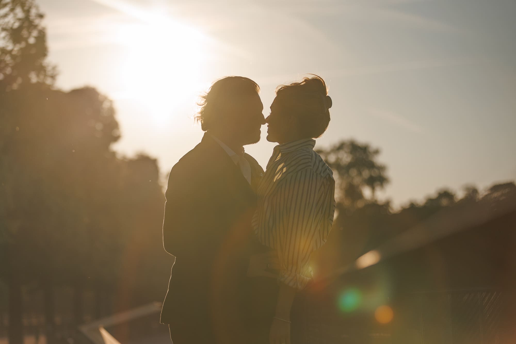 Portrait lifestyle Paris – couple en extérieur Portrait lifestyle Paris – couple en extérieur