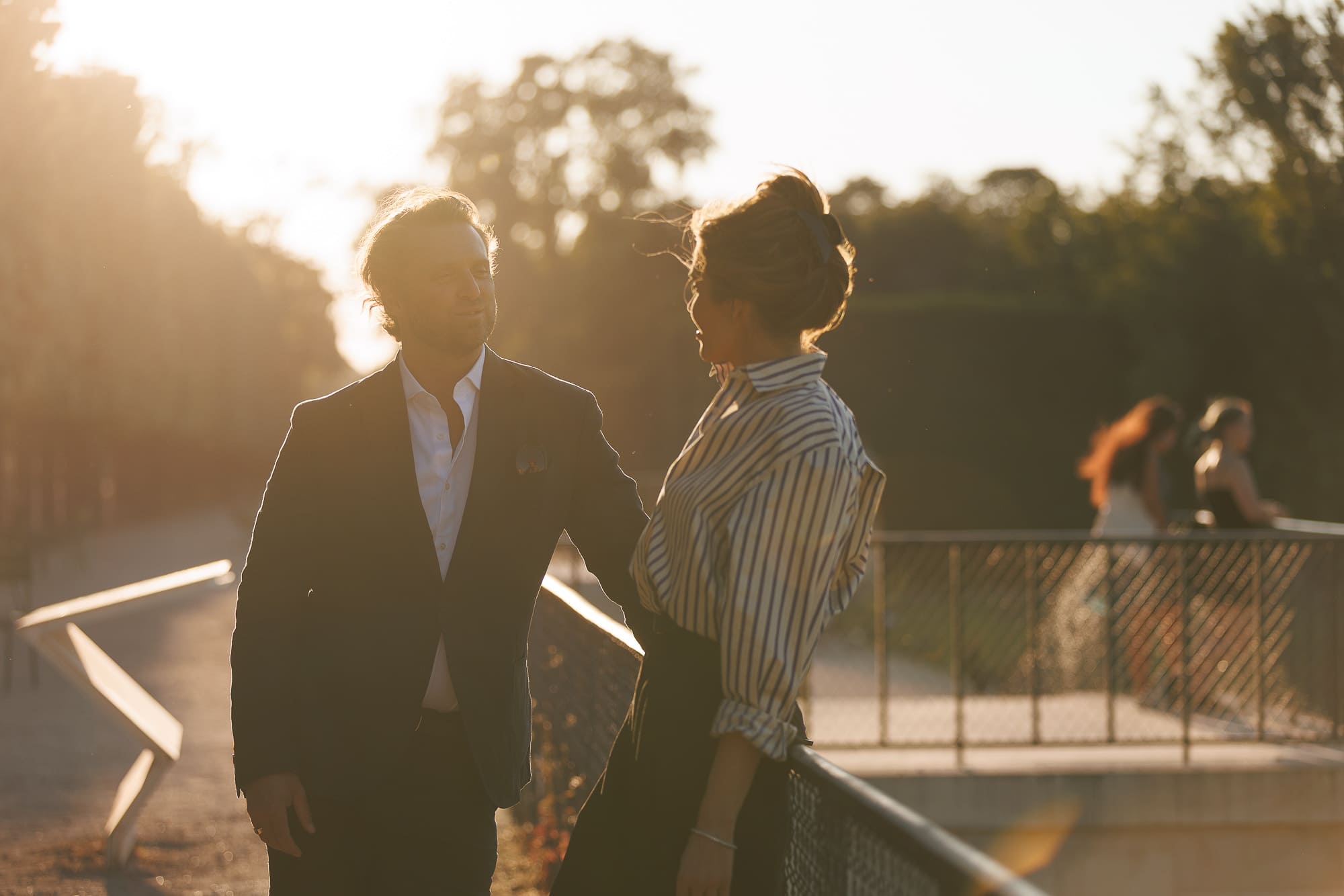 Shooting couple lumineux et naturel dans un parc Shooting couple lumineux et naturel dans un parc