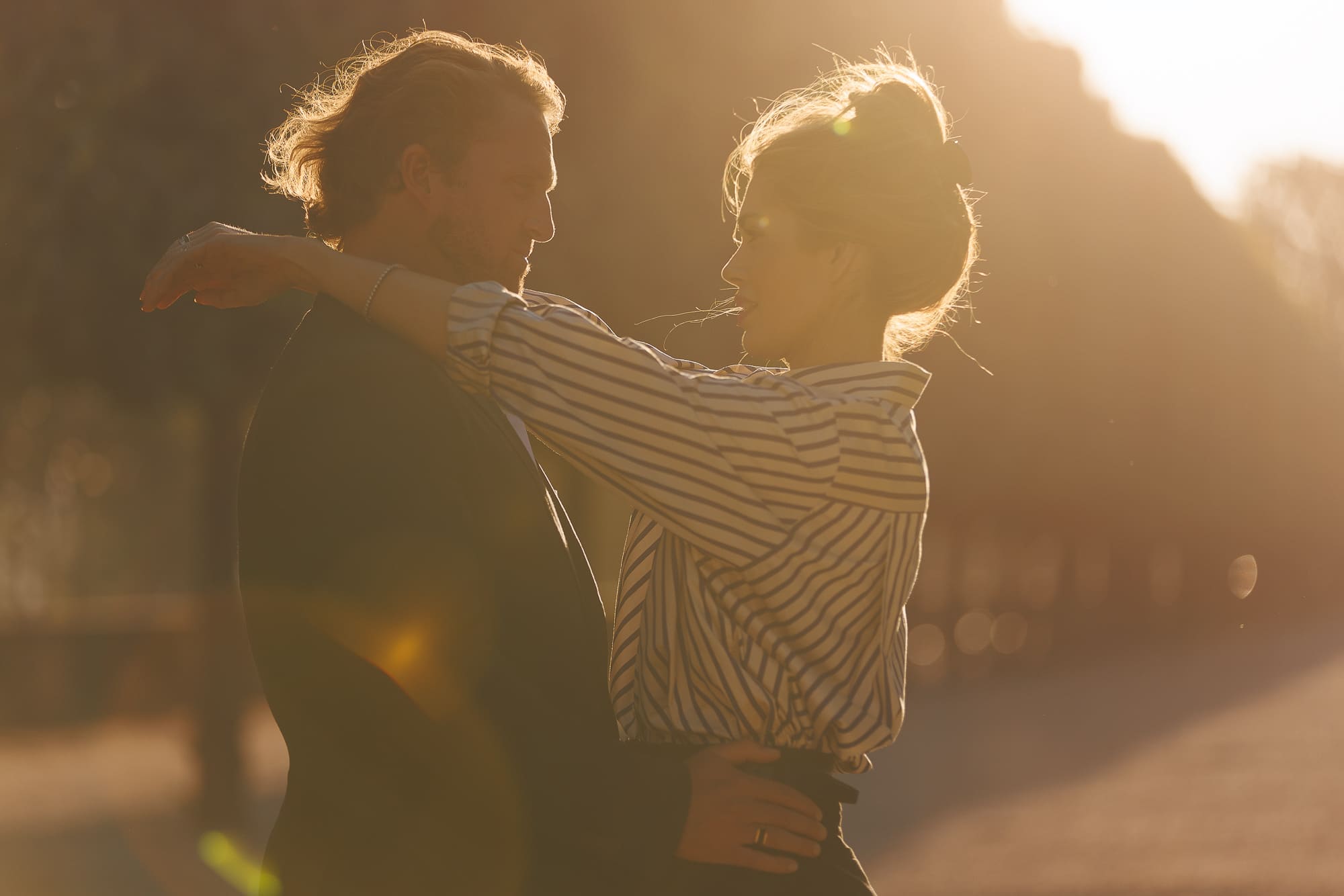 Portrait romantique couple au milieu des arbres Portrait romantique couple au milieu des arbres
