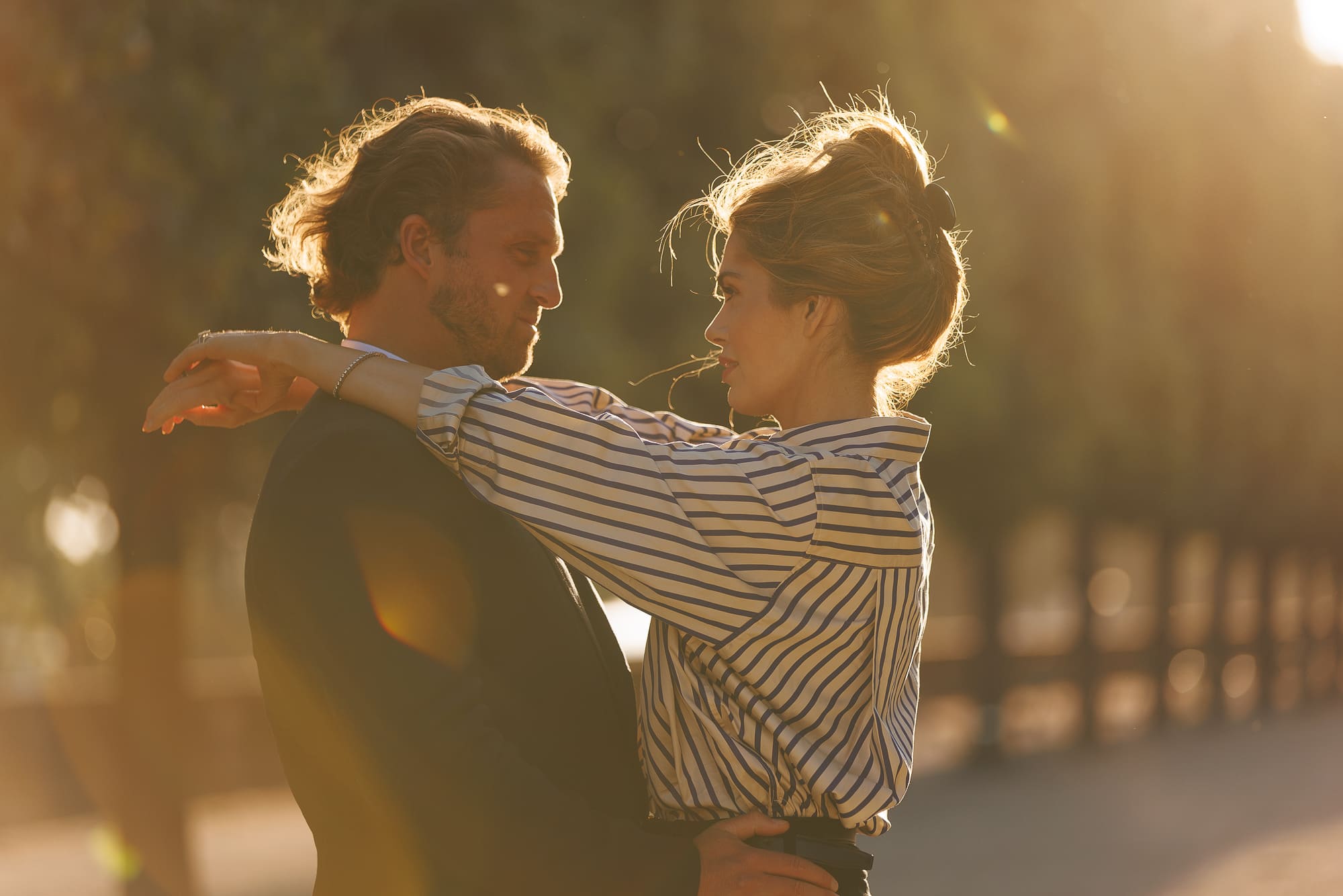 Photographe lifestyle Paris – couple en promenade Photographe lifestyle Paris – couple en promenade