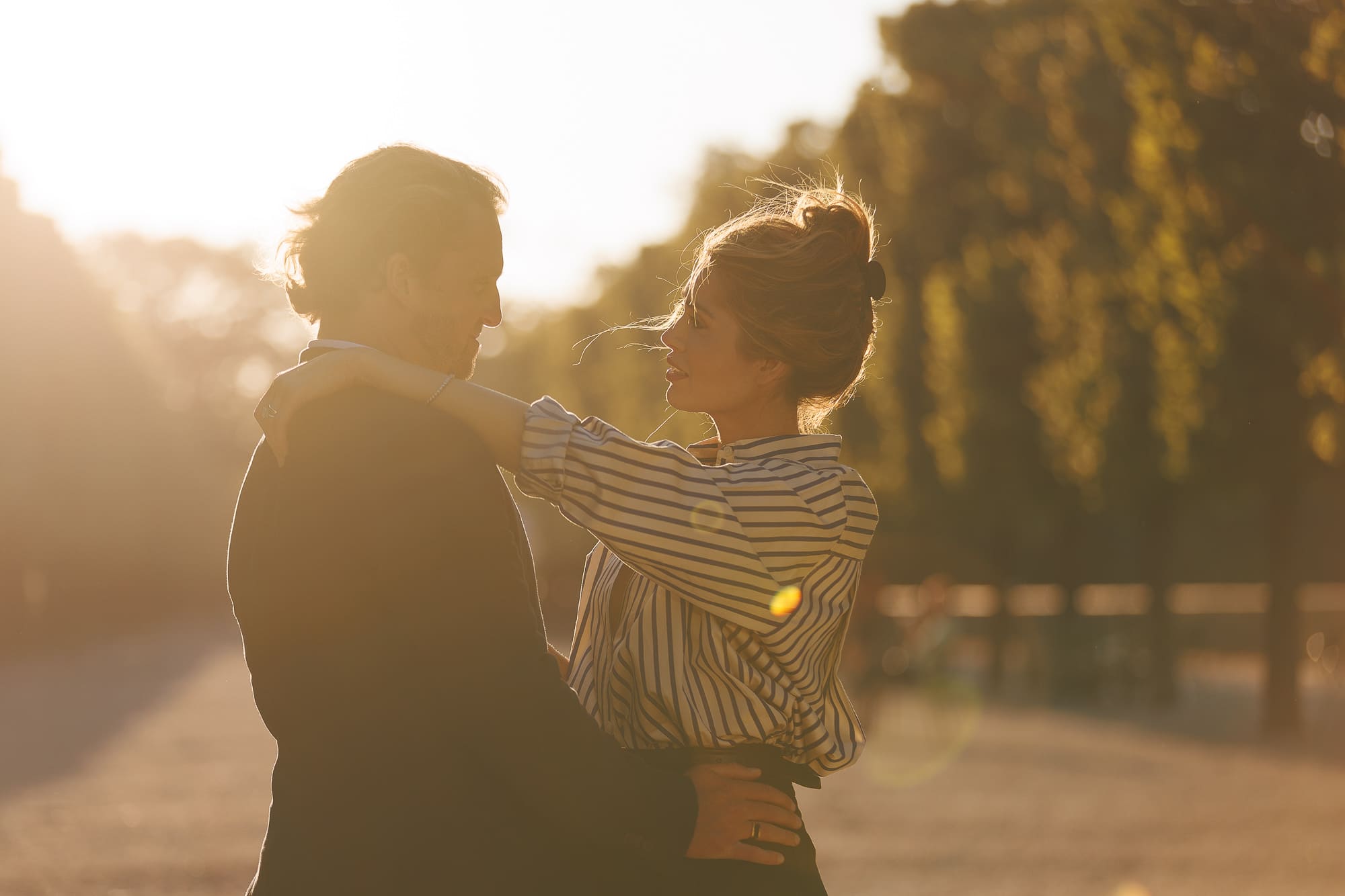Shooting couple au naturel dans un parc parisien Shooting couple au naturel dans un parc parisien
