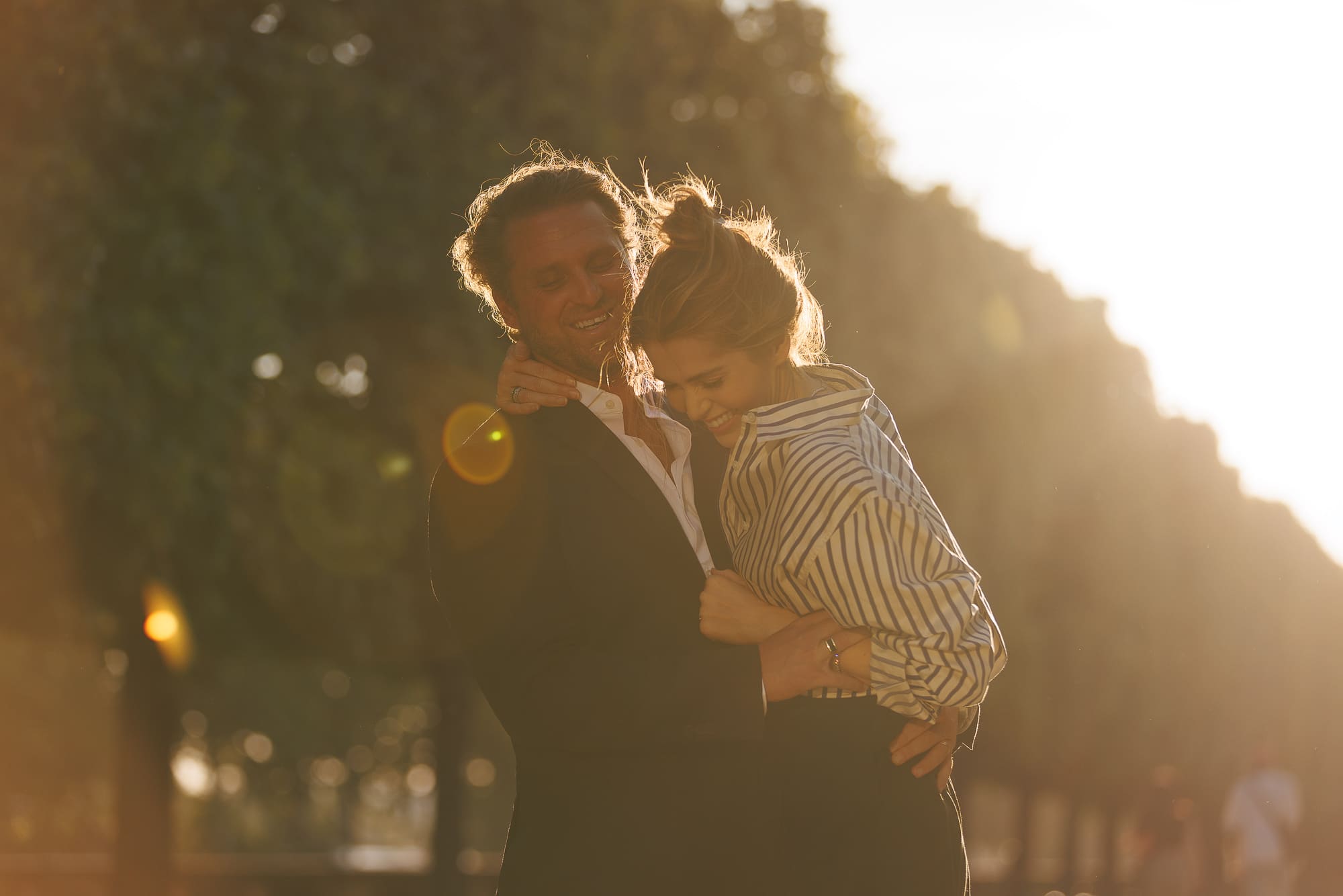 Portrait expressif d’un couple dans un parc Portrait expressif d’un couple dans un parc
