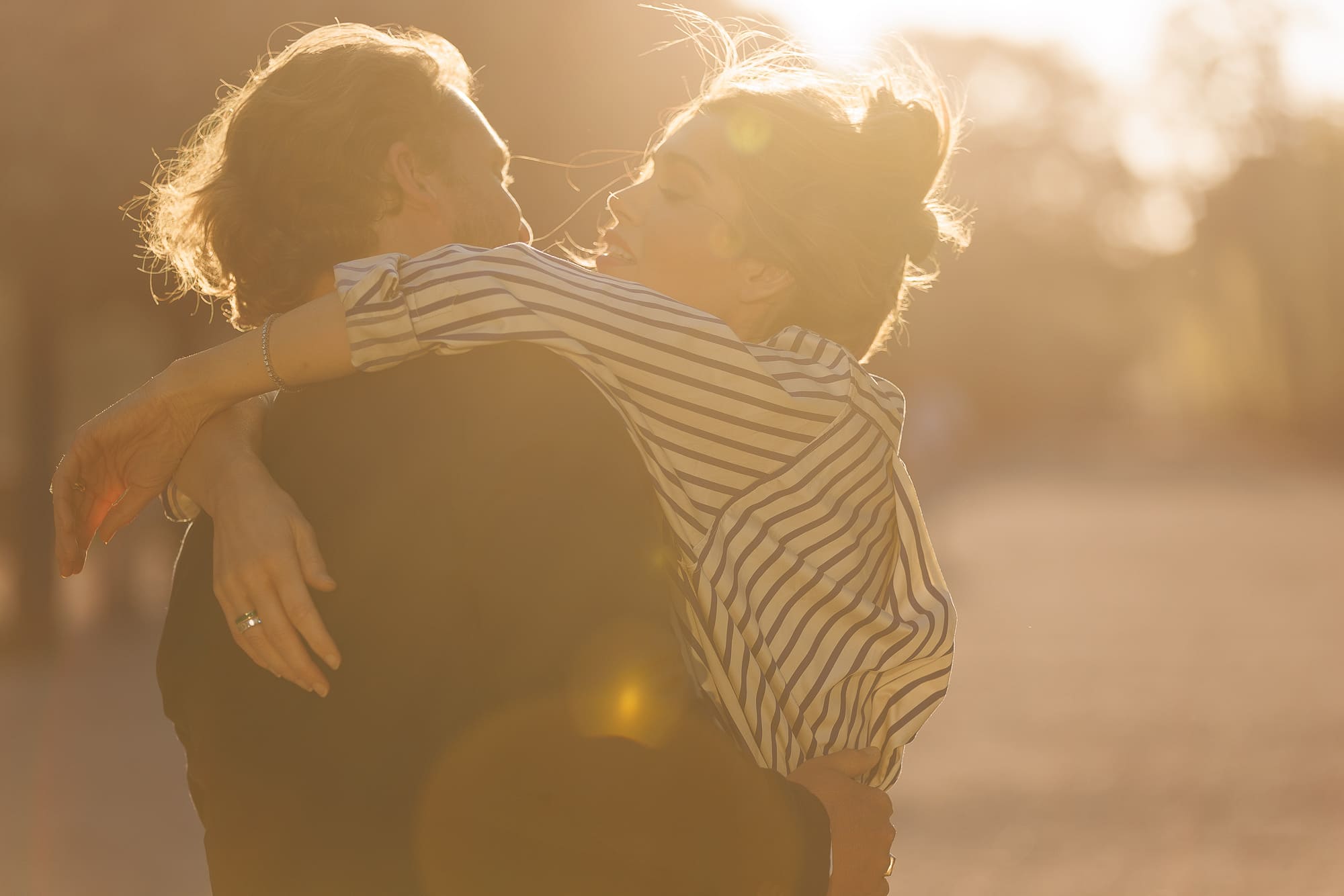 Photographe Paris – couple amoureux dans la verdure Photographe Paris – couple amoureux dans la verdure