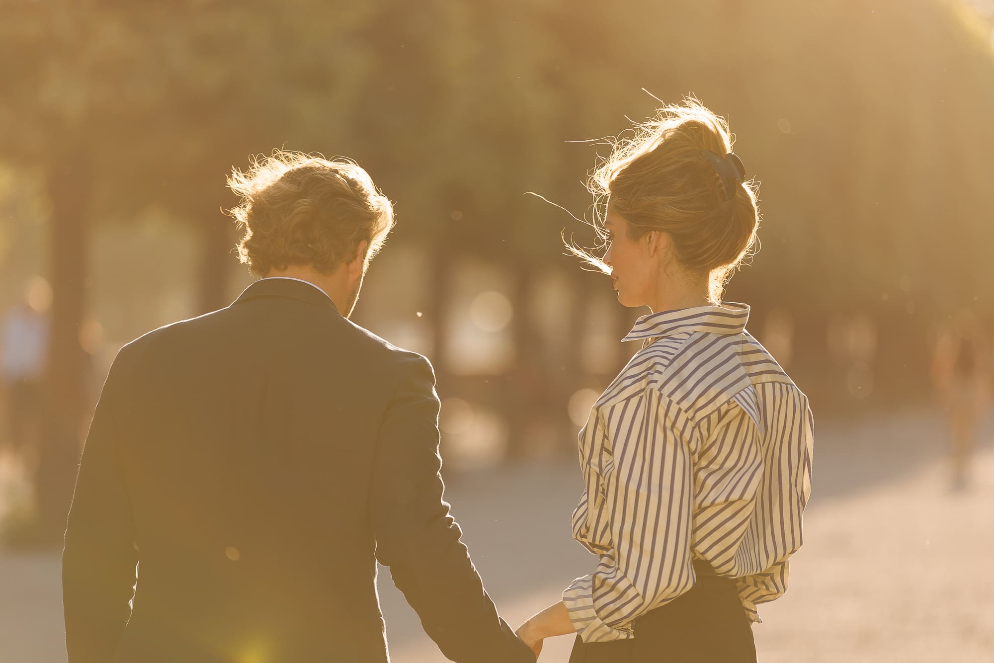 Couple détendu dans un parc – photo lifestyle Couple détendu dans un parc – photo lifestyle
