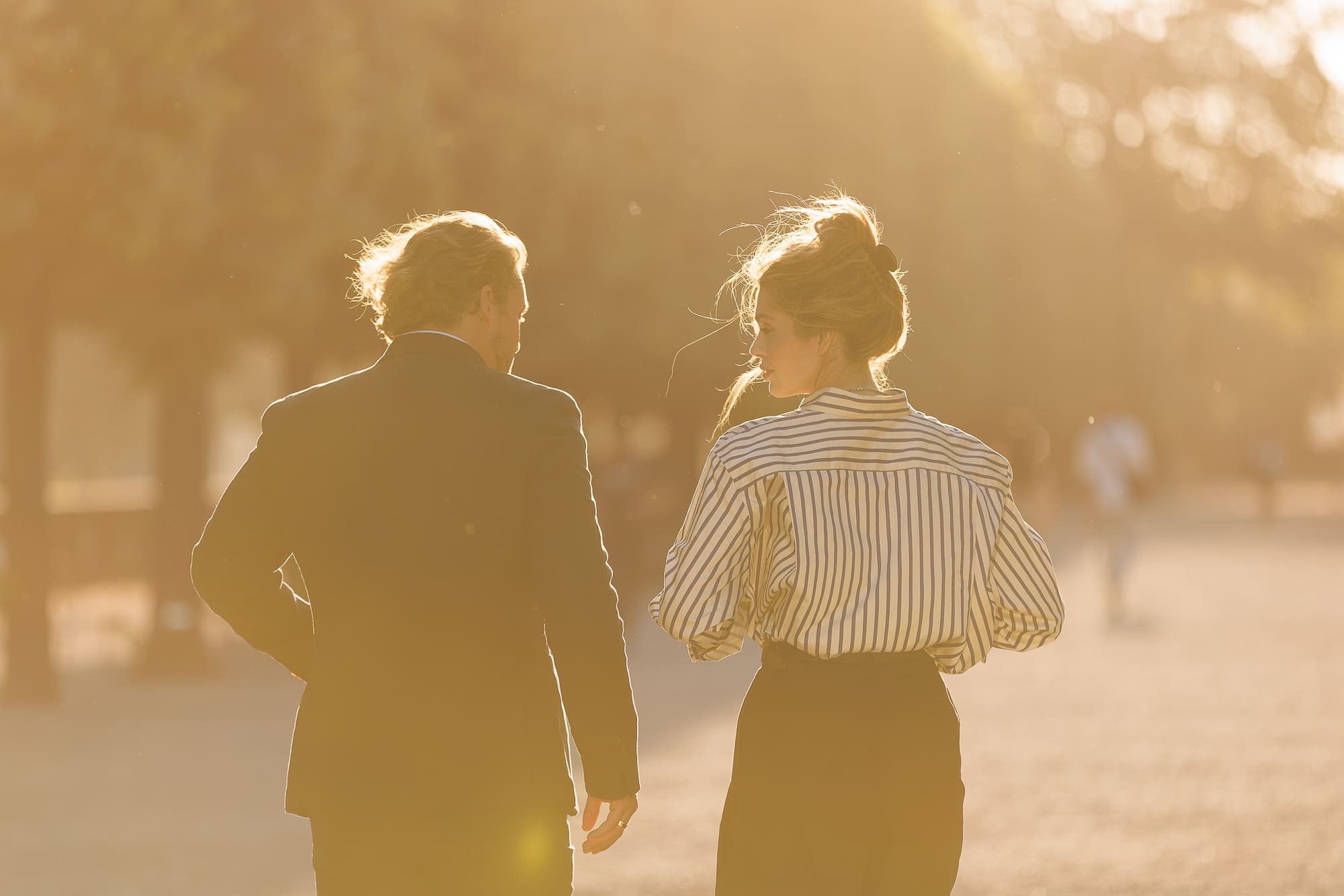 Portrait lumineux d’un couple dans un parc Portrait lumineux d’un couple dans un parc
