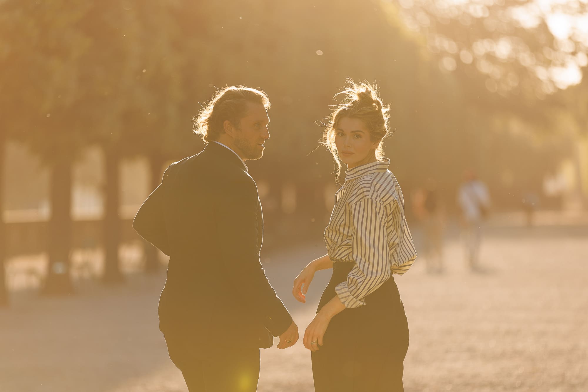 Couple en promenade dans un parc parisien Couple en promenade dans un parc parisien