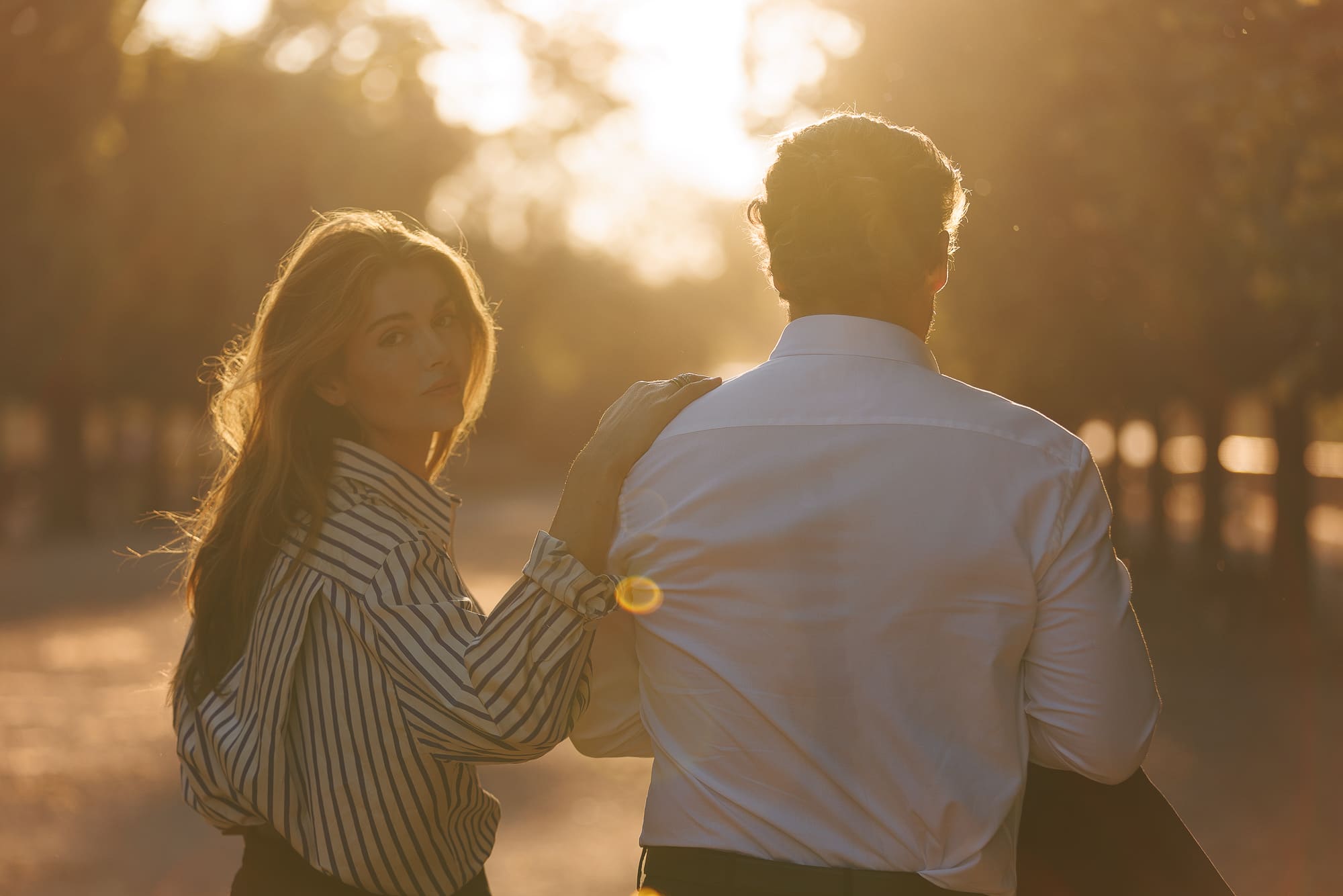 Couple heureux dans un parc à Paris Couple heureux dans un parc à Paris