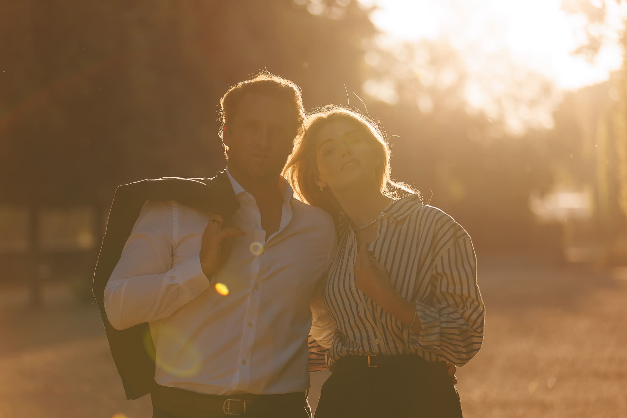 Séance photo couple en parc parisien Séance photo couple en parc parisien