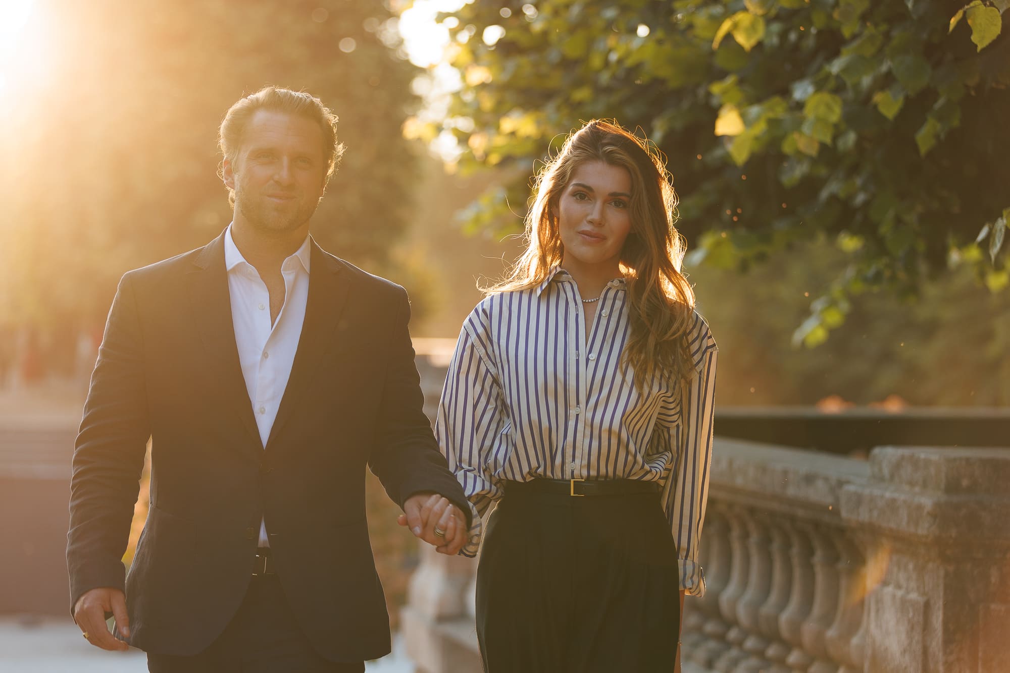 Couple amoureux dans un parc à Paris Couple amoureux dans un parc à Paris