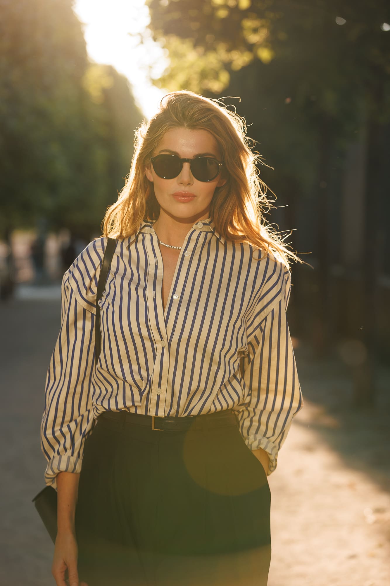 Shooting femme seule dans la lumière dorée Shooting femme seule dans la lumière dorée