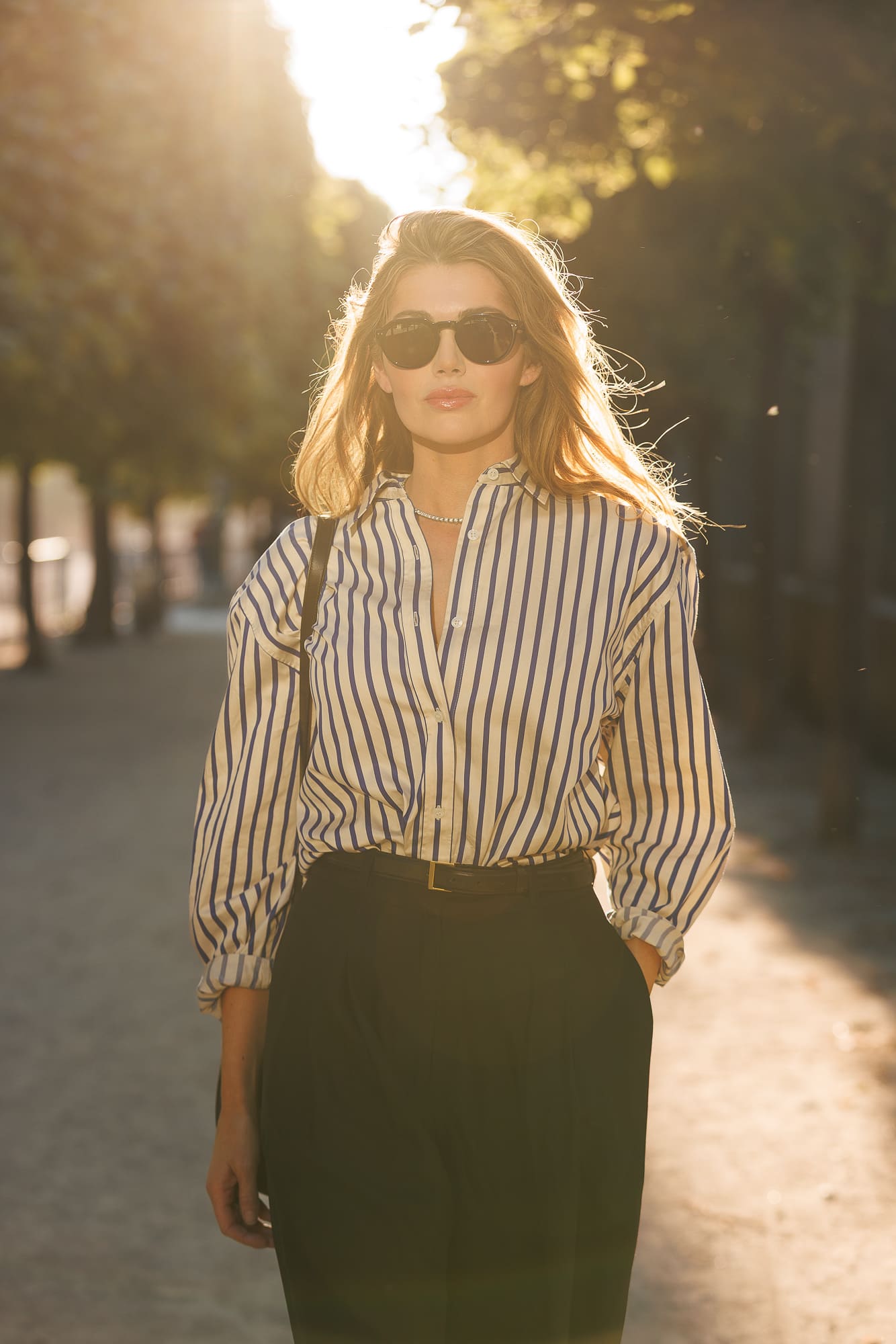 Portrait artistique femme dans un parc au soir Portrait artistique femme dans un parc au soir