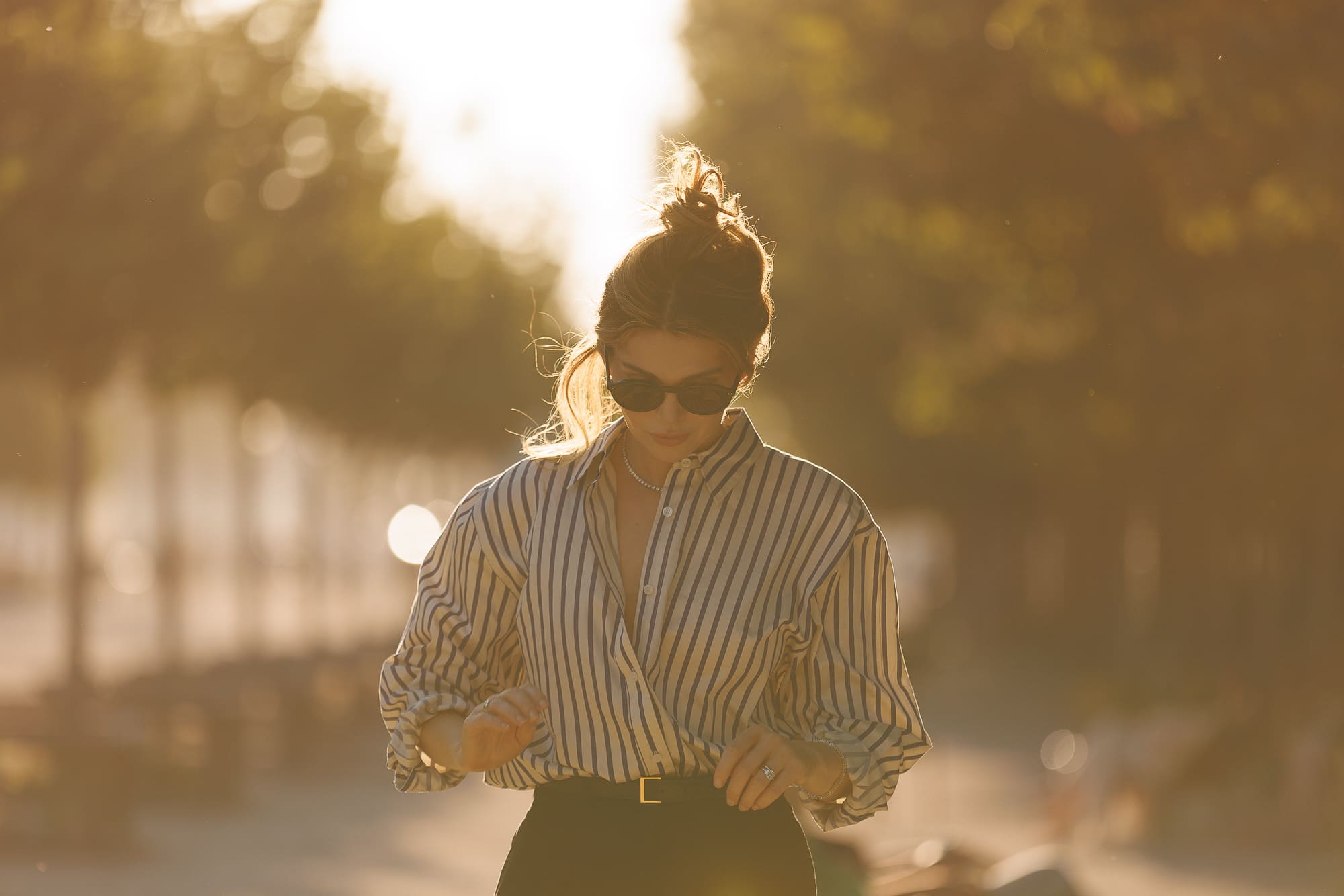 Portrait féminin lumineux en fin de journée Portrait féminin lumineux en fin de journée