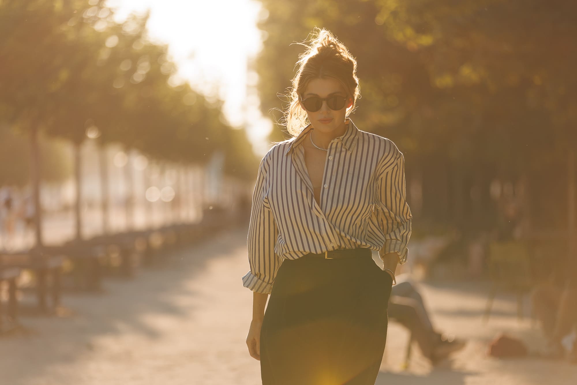 Shooting photo Paris – femme dans un parc au soleil couchant Shooting photo Paris – femme dans un parc au soleil couchant
