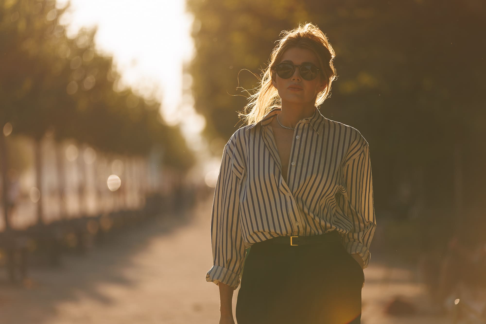Portrait naturel d’une femme au coucher du soleil Portrait naturel d’une femme au coucher du soleil