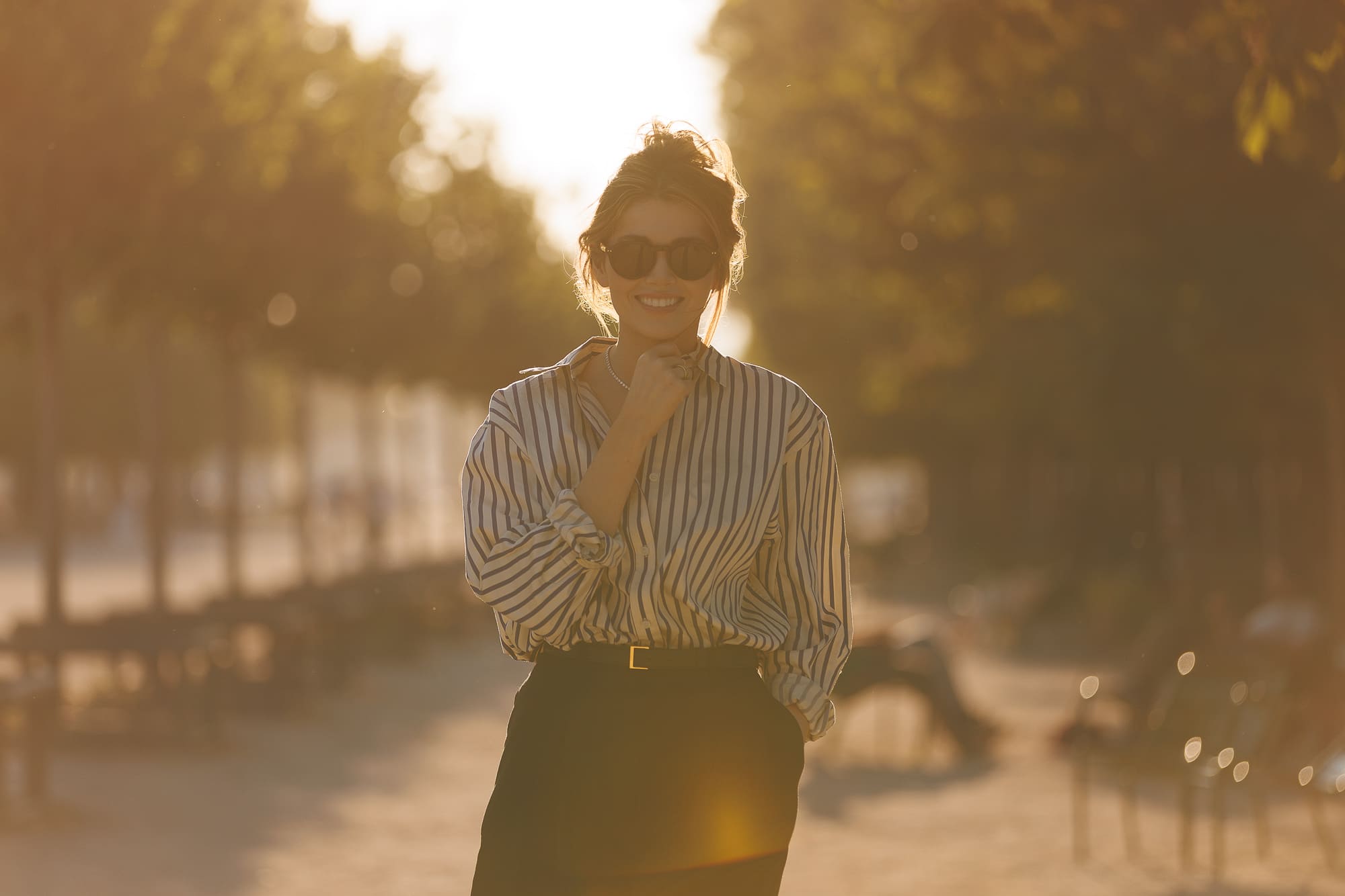 Femme seule en extérieur – lumière du soir Femme seule en extérieur – lumière du soir