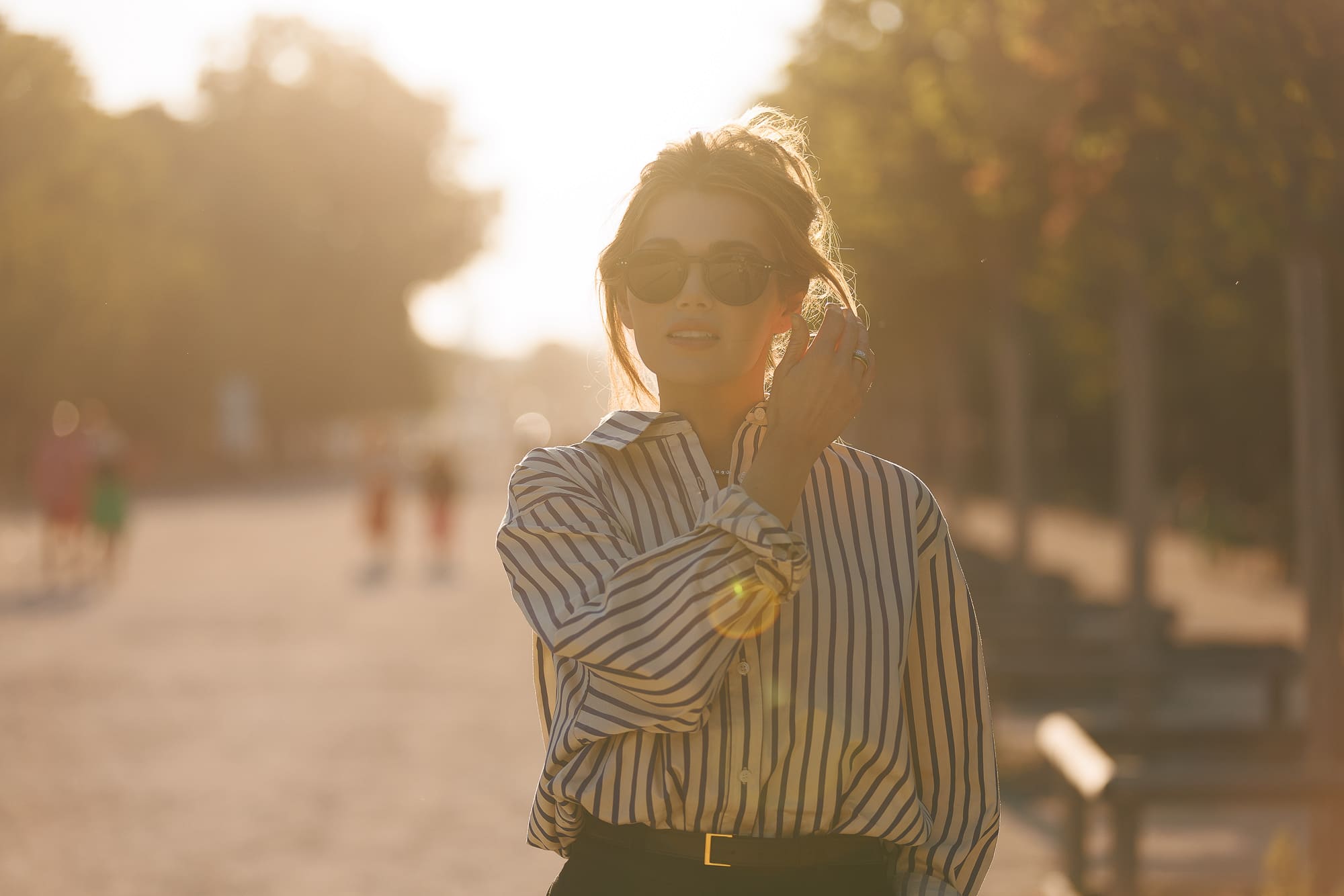 Portrait lifestyle femme lumineuse et naturelle Portrait lifestyle femme lumineuse et naturelle