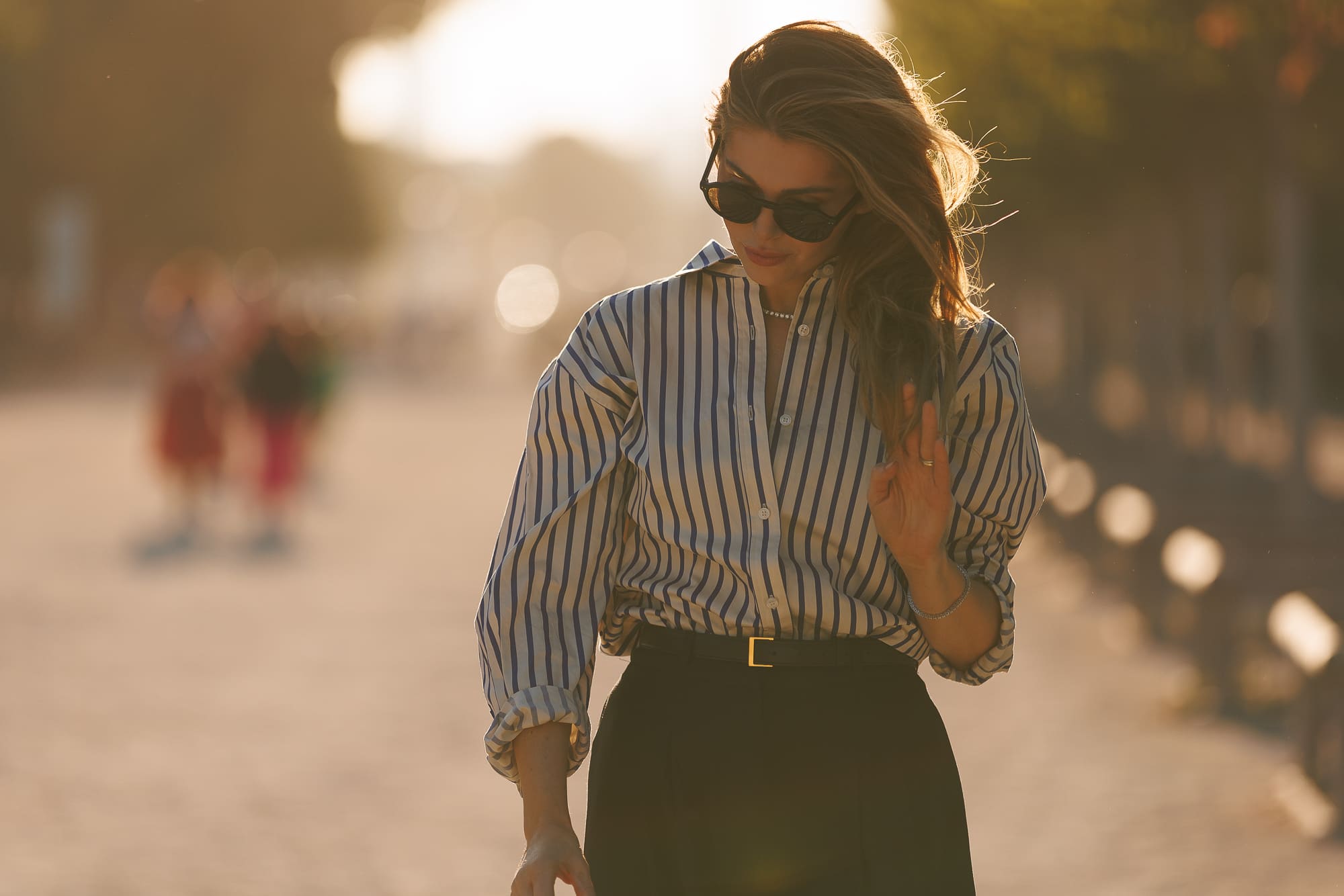 Femme au soleil couchant – portrait romantique Femme au soleil couchant – portrait romantique